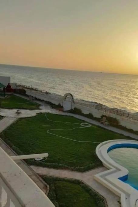 Panorama Apartment With A Charming Sea And Swimming Pool View Near Alexandria With Free Wifi شقة باطلالة ساحرة على البحر وحمام السباحة Dış mekan fotoğraf